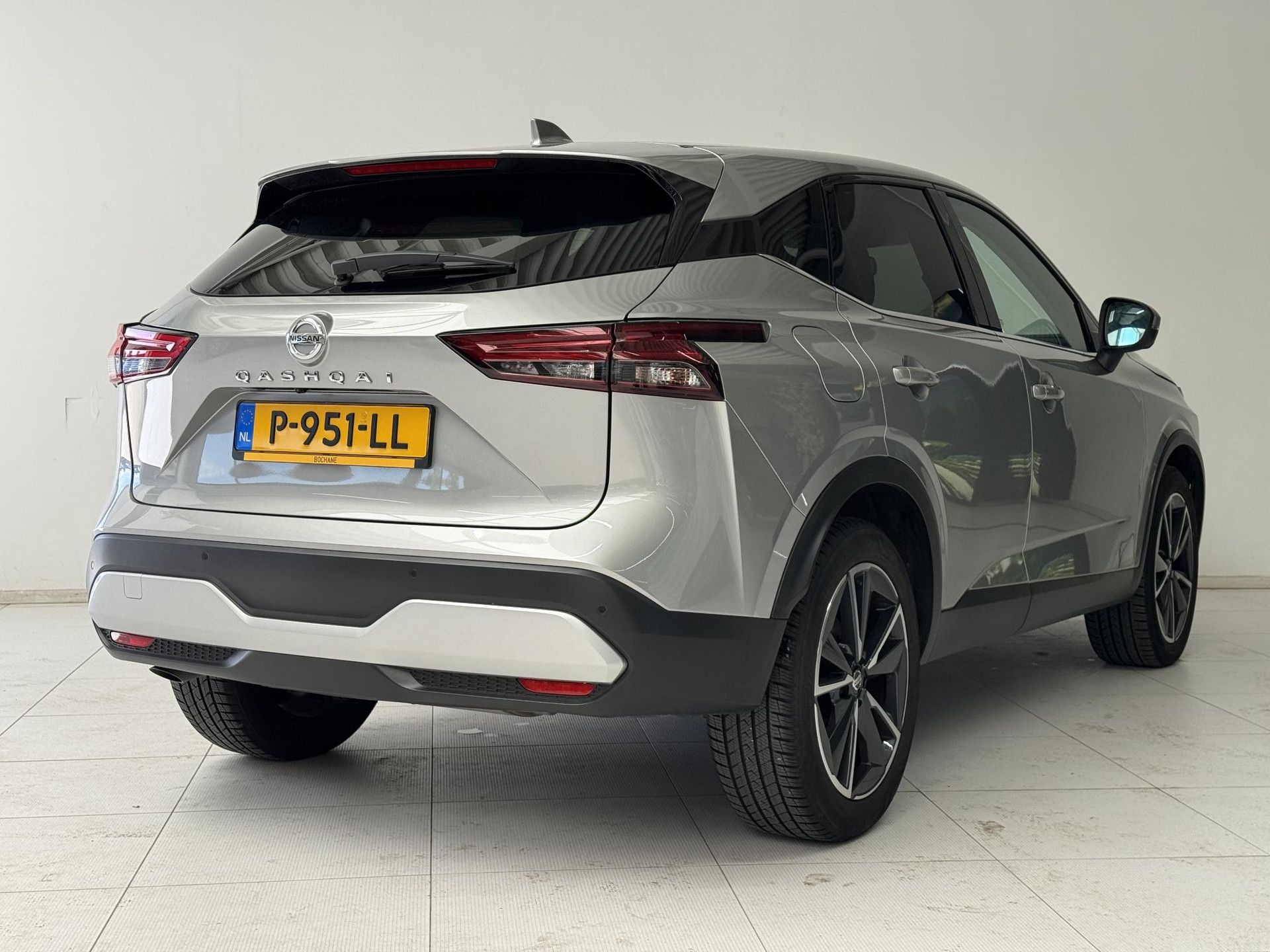Nissan QASHQAI met kenteken P-951-LL – achteraanzicht