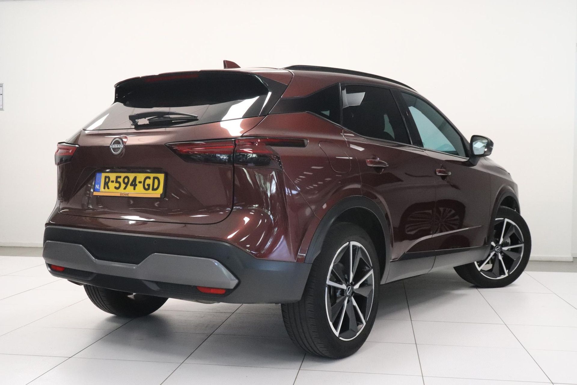 Nissan QASHQAI met kenteken R-594-GD – achteraanzicht