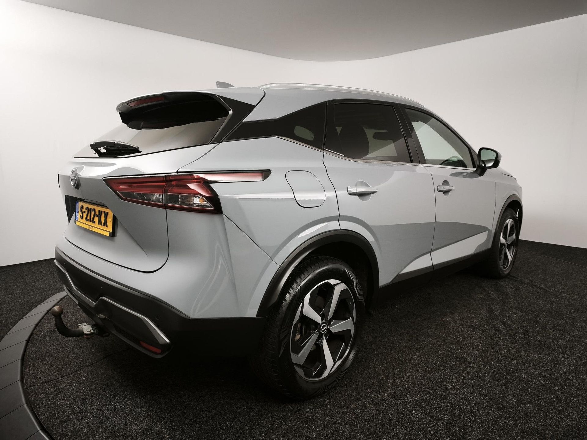 Nissan QASHQAI met kenteken S-212-KX – achteraanzicht