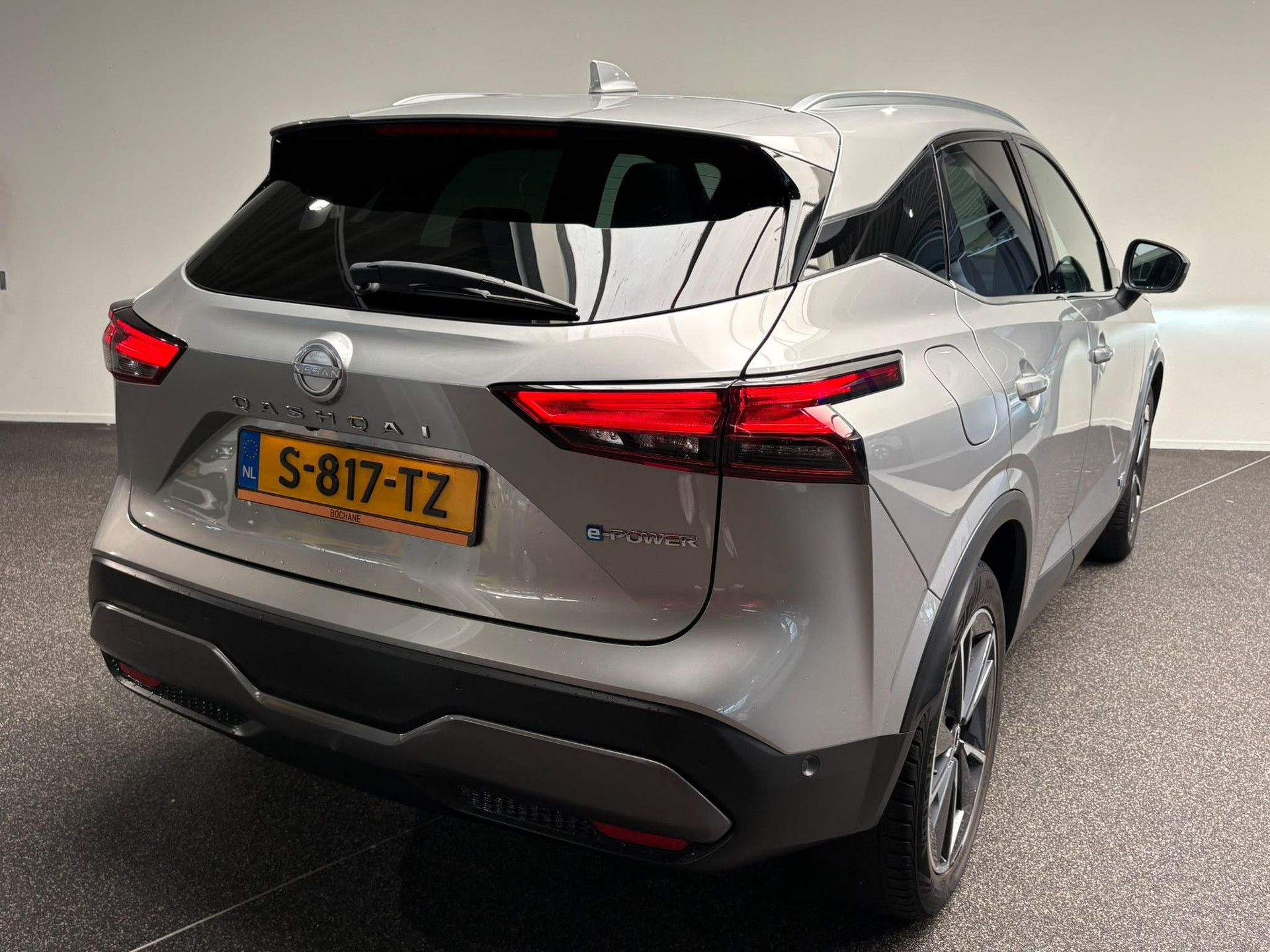 Nissan QASHQAI met kenteken S-817-TZ – achteraanzicht