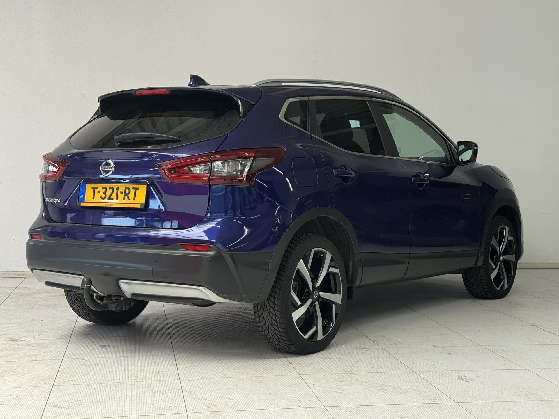 Nissan QASHQAI met kenteken T-321-RT – achteraanzicht