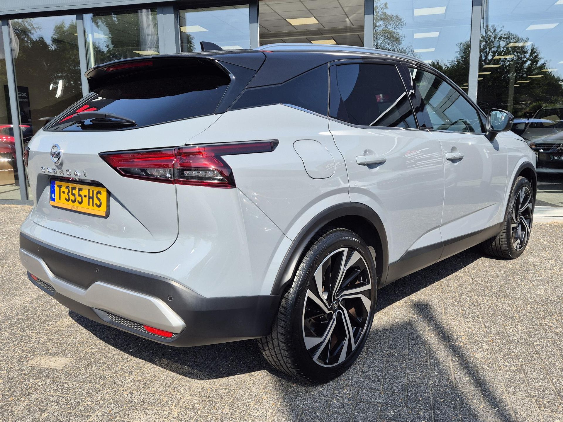 Nissan QASHQAI met kenteken T-355-HS – achteraanzicht