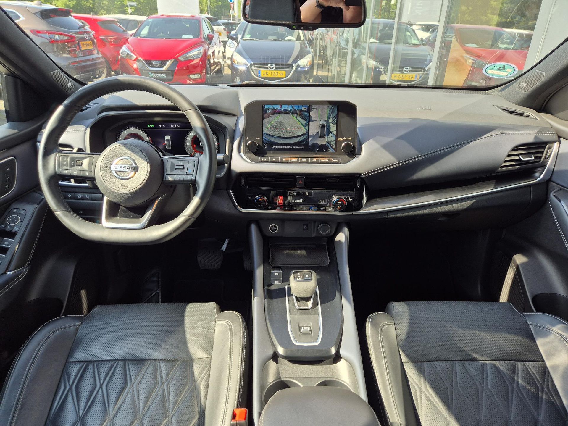 Nissan QASHQAI met kenteken T-355-HS – interieur