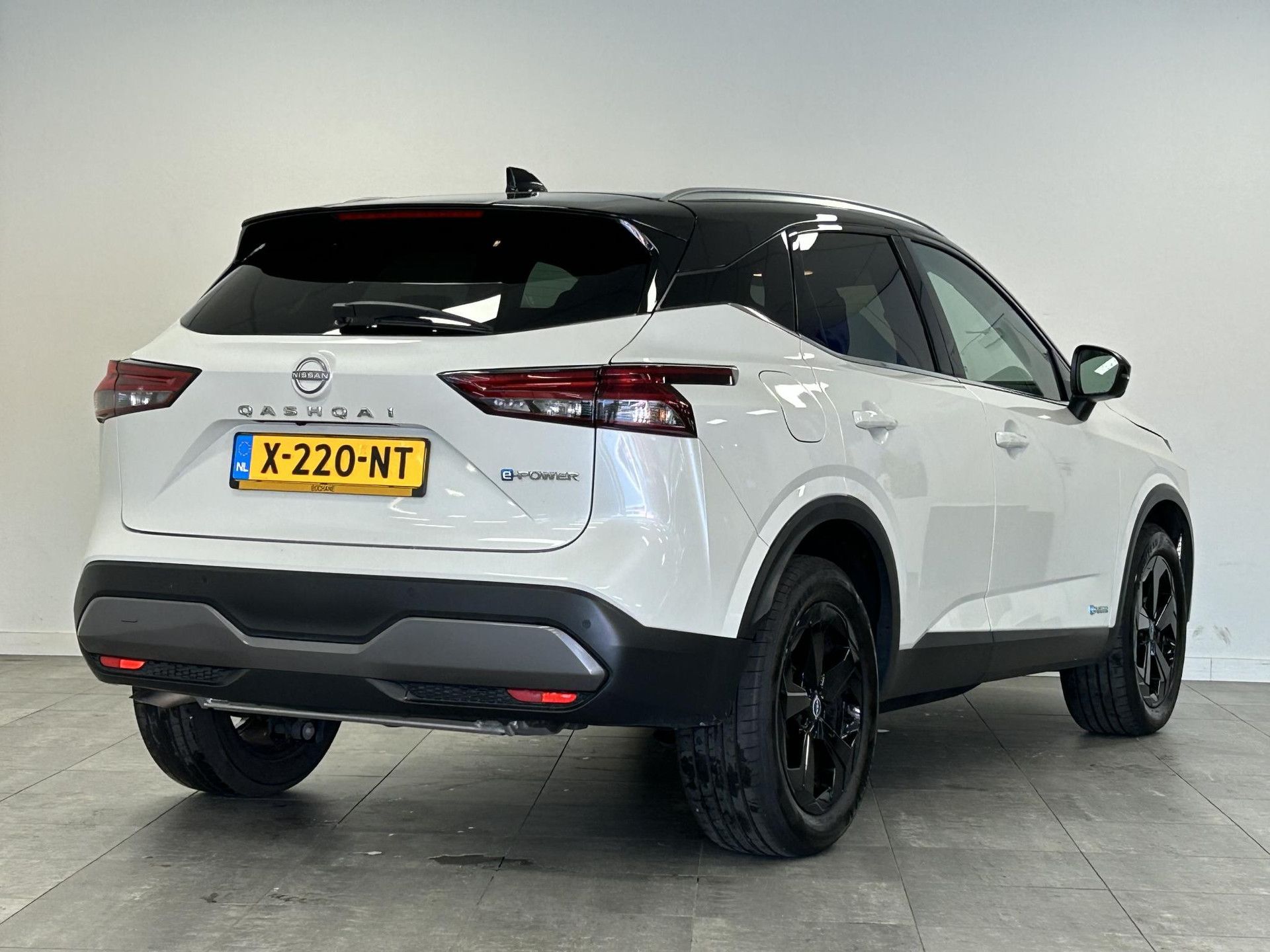 Nissan QASHQAI met kenteken X-220-NT – achteraanzicht