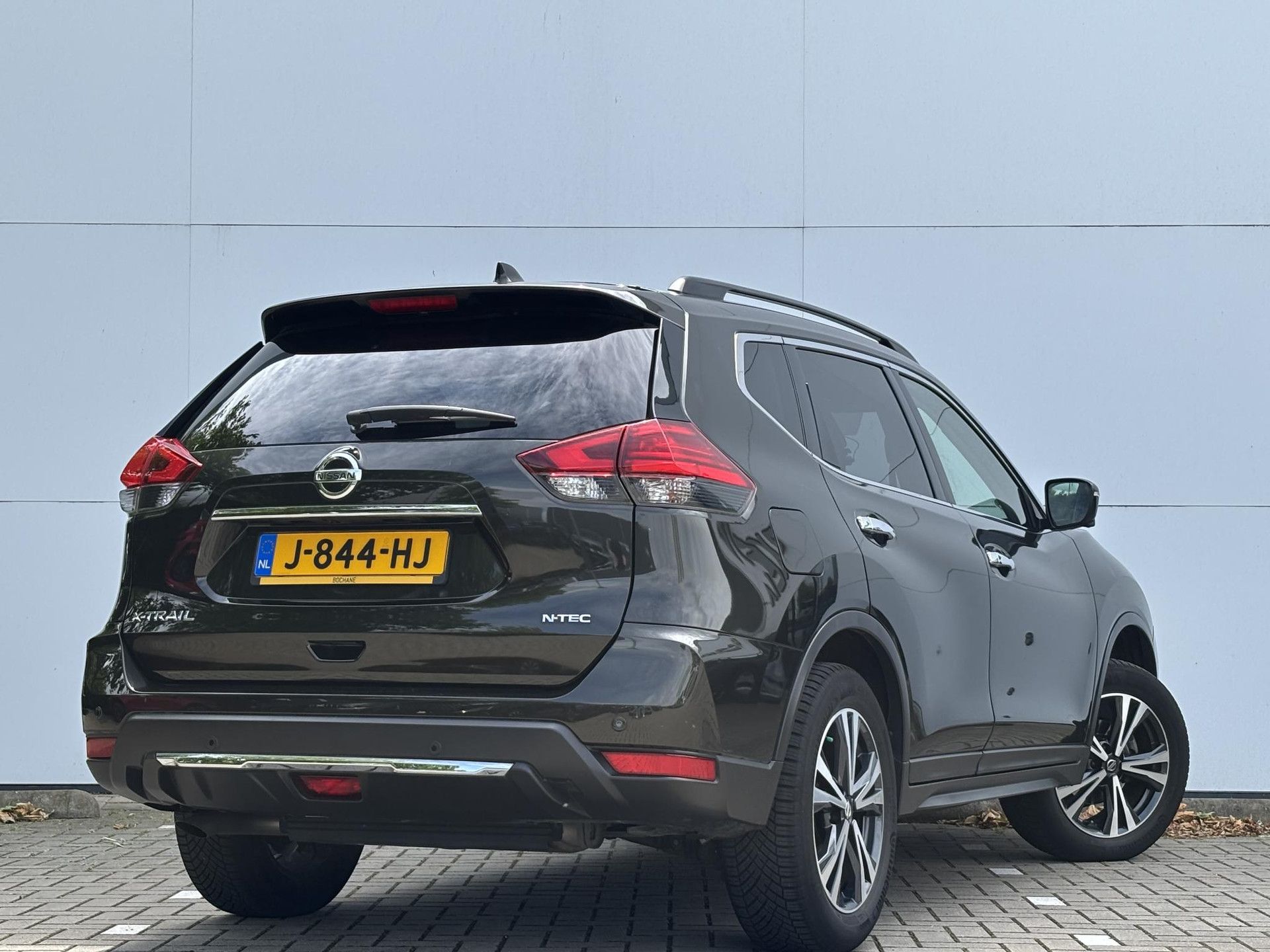 Nissan X-Trail met kenteken J-844-HJ – achteraanzicht
