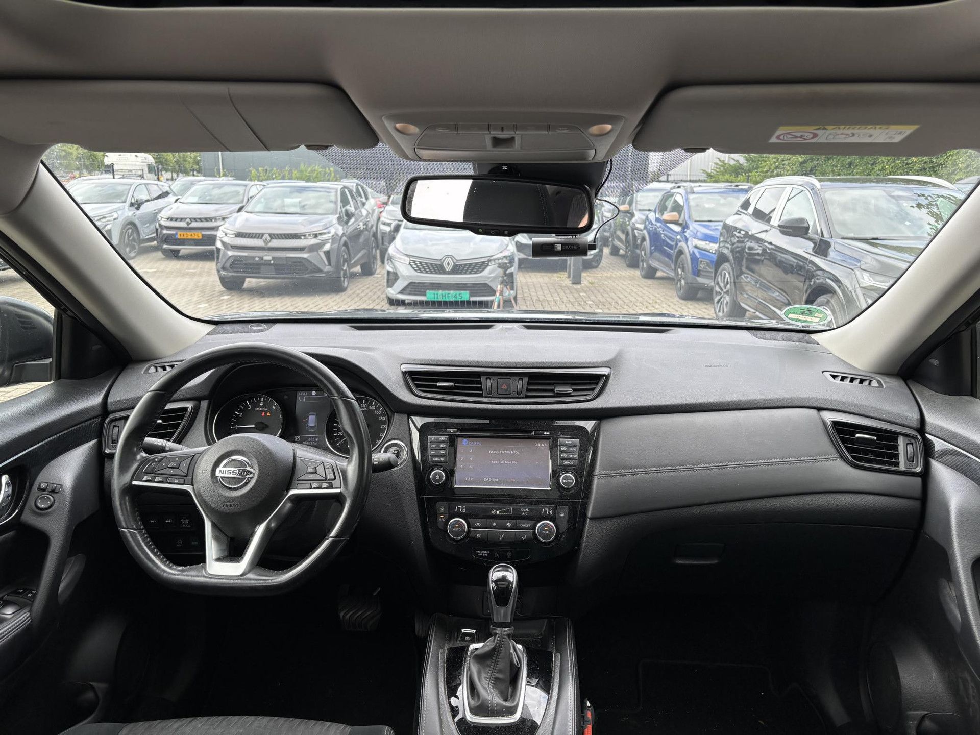 Nissan X-Trail met kenteken J-844-HJ – interieur