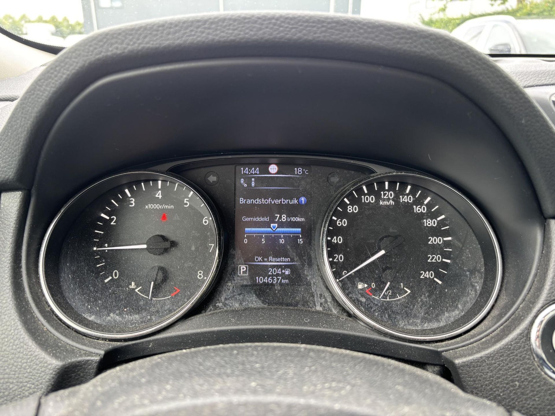 Nissan X-Trail met kenteken J-844-HJ – dashboard