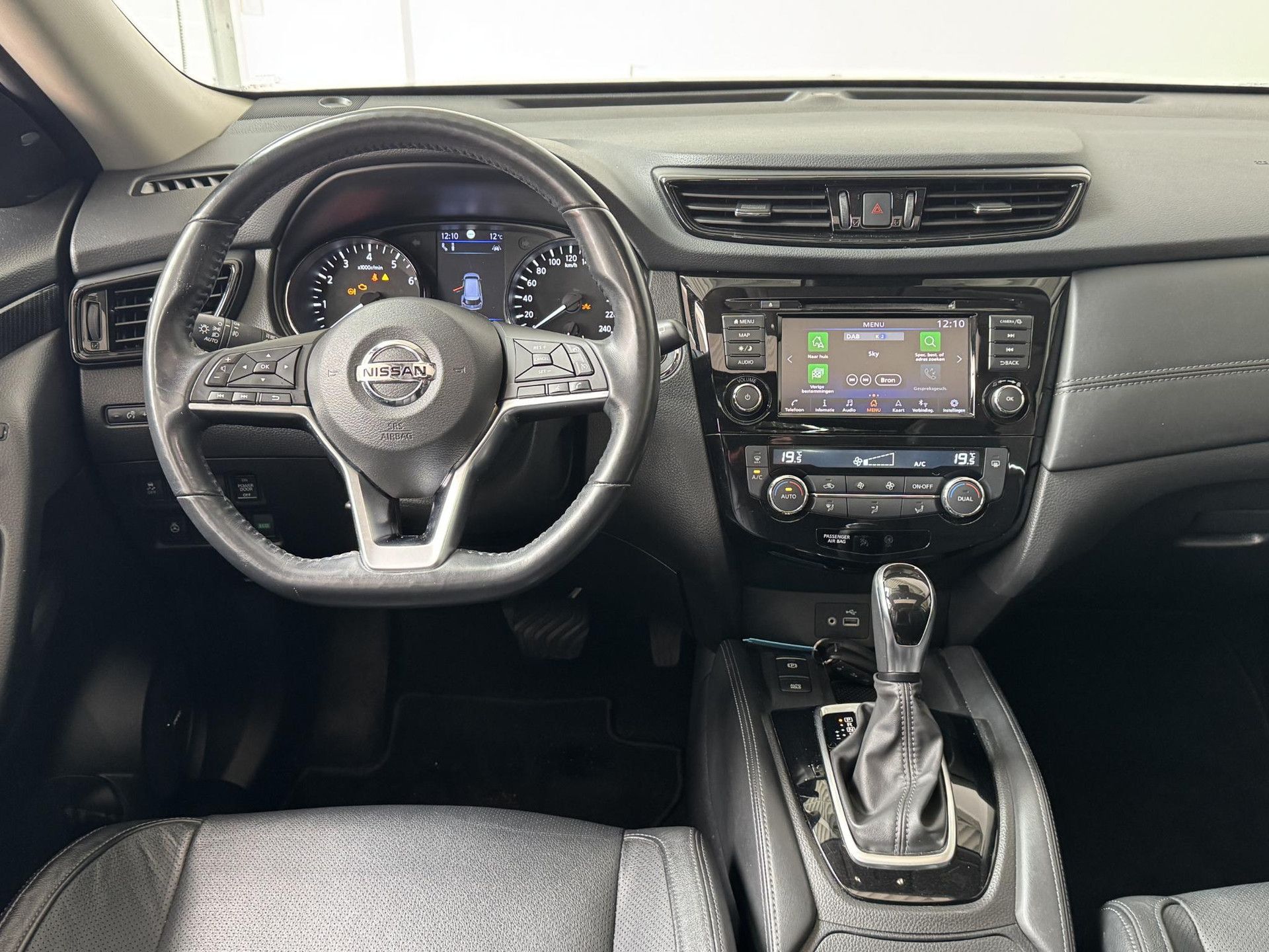 Nissan X-Trail met kenteken L-443-KX – interieur