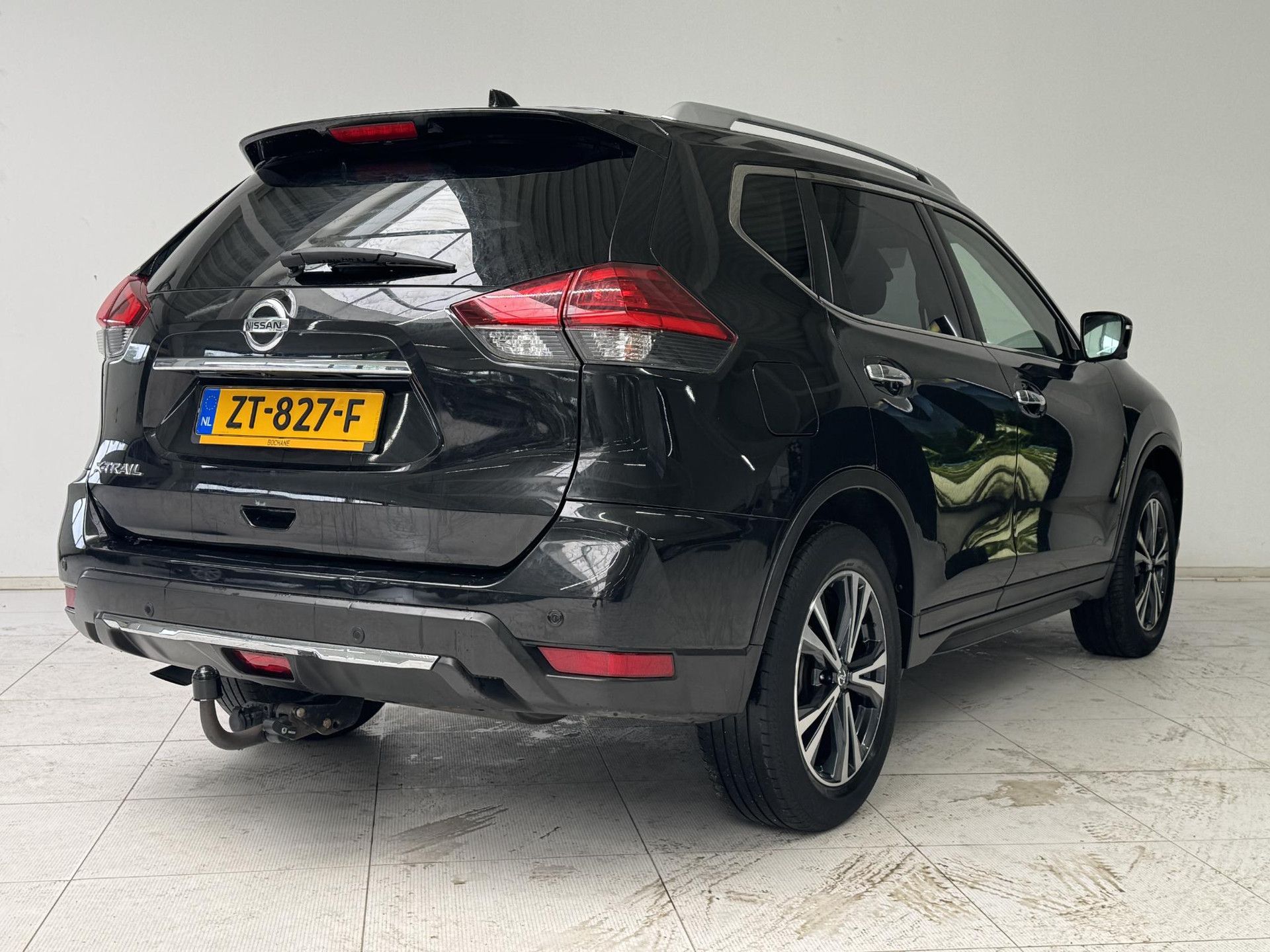 Nissan X-Trail met kenteken ZT-827-F – achteraanzicht
