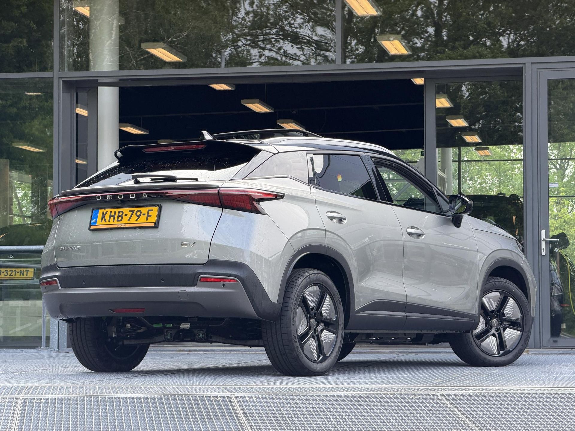 Omoda 5EV met kenteken KHB-79-F – achteraanzicht