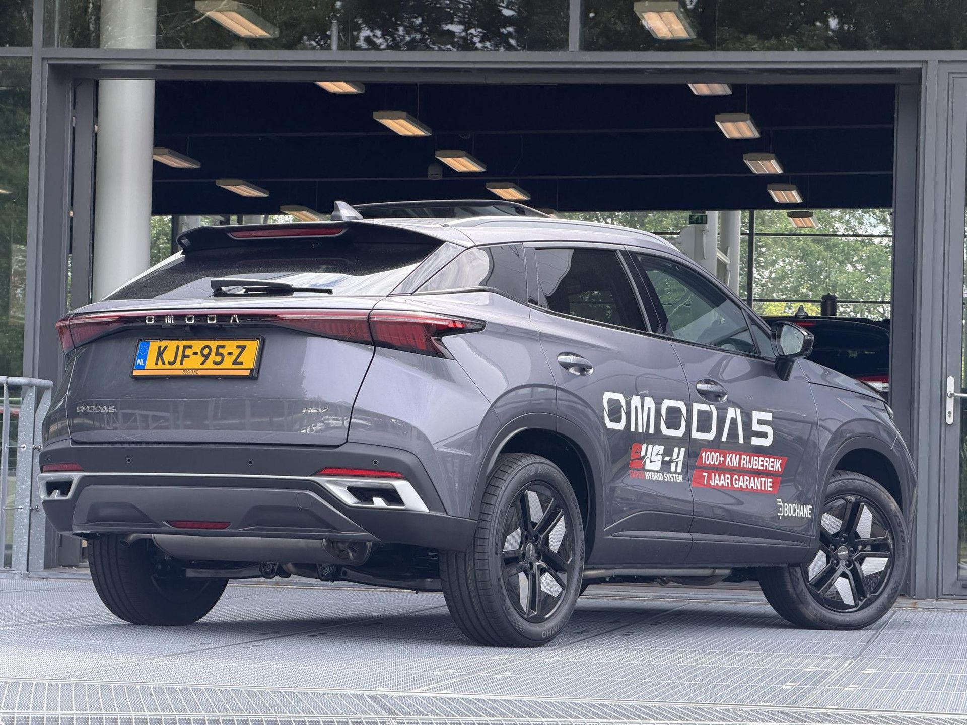 Omoda 5SHS met kenteken KJF-95-Z – achteraanzicht