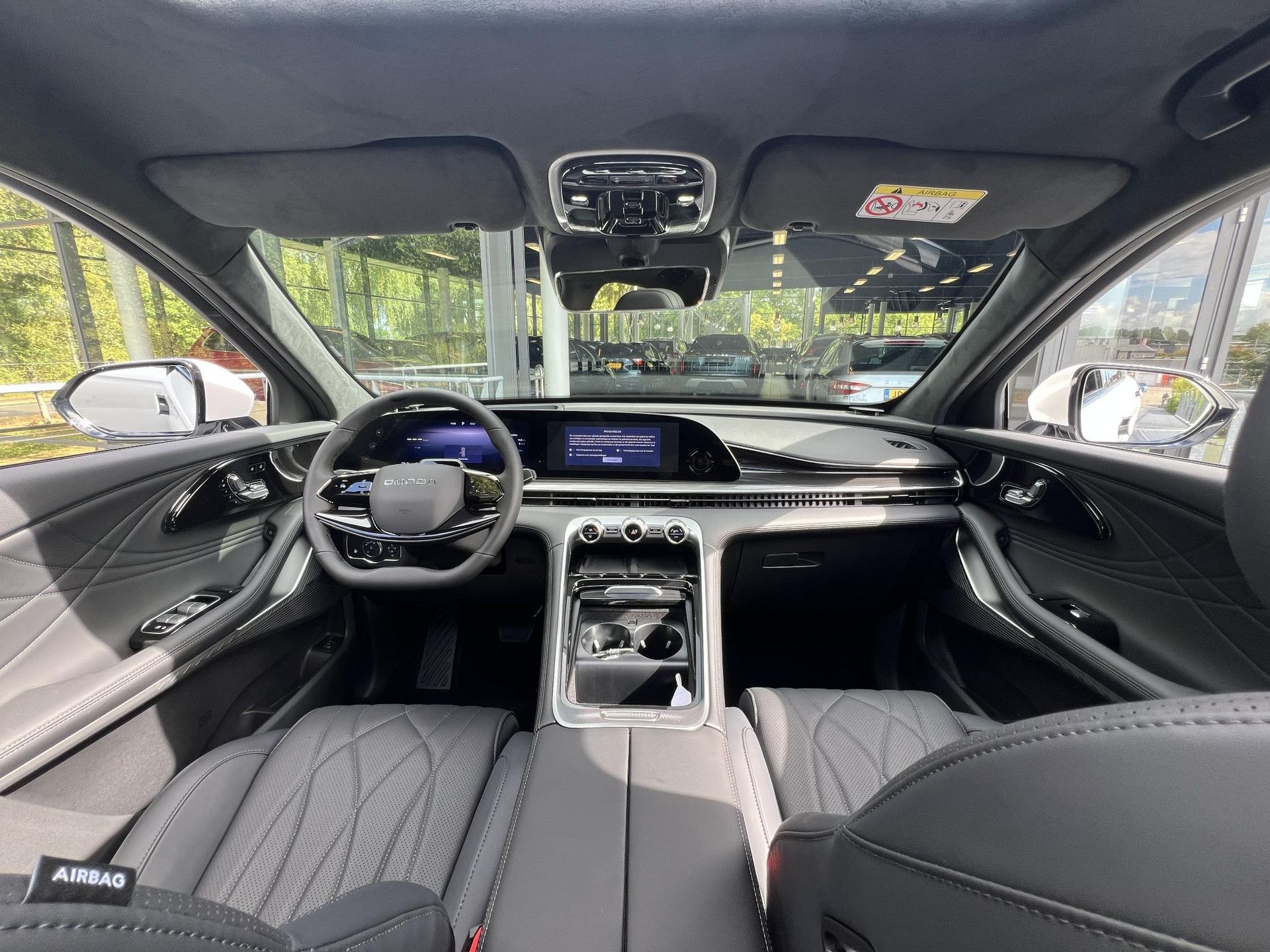 Omoda 9SHS met kenteken KDZ-26-P – interieur