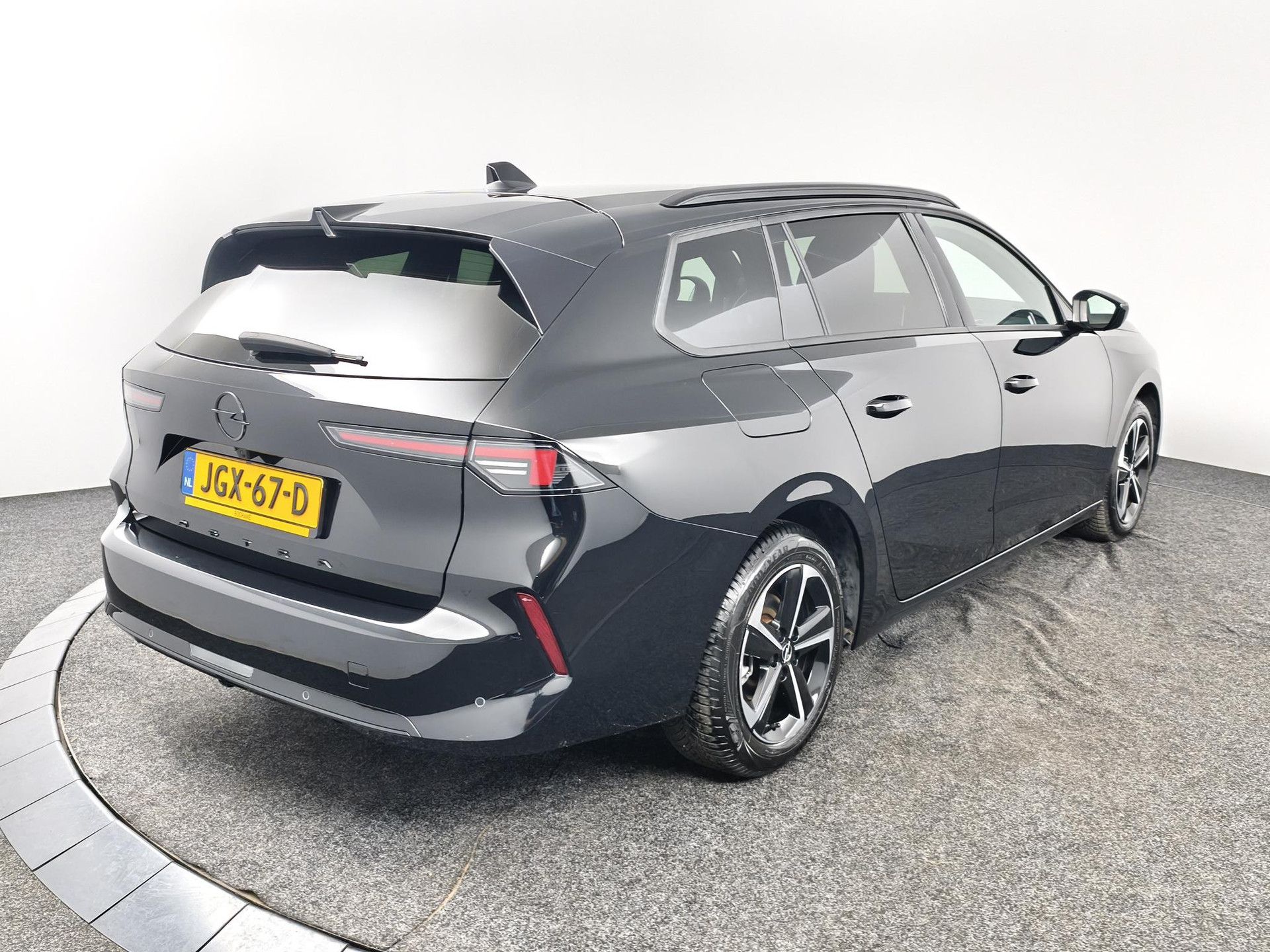 Opel Astra met kenteken JGX-67-D – achteraanzicht
