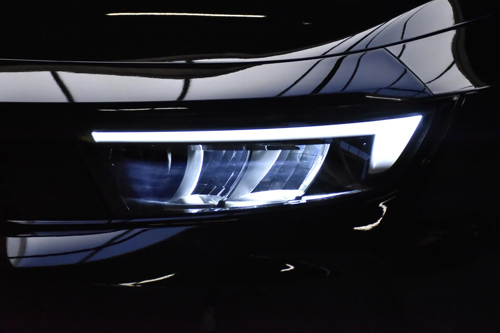 Opel Astra met kenteken X-305-FT – detailfoto