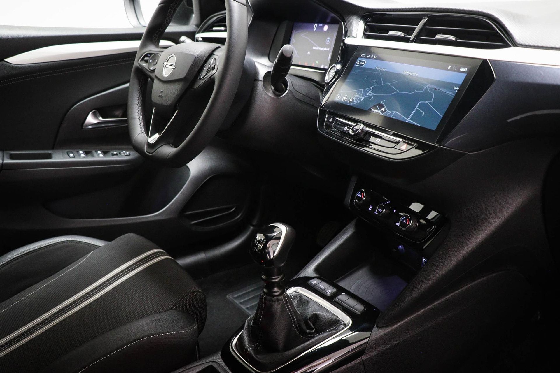 Opel Corsa met kenteken KPD-32-F – interieur