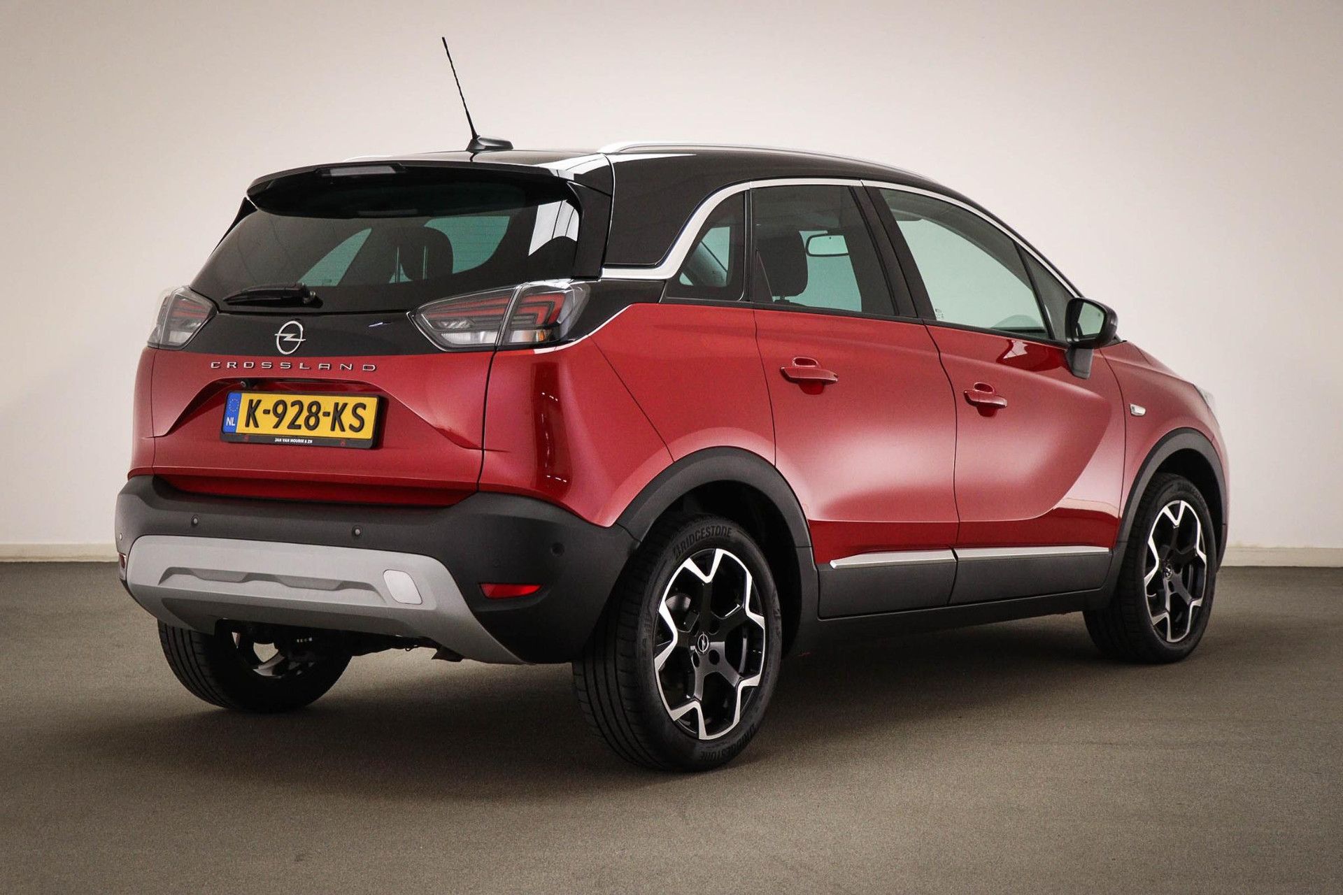 Opel Crossland met kenteken K-928-KS – achteraanzicht