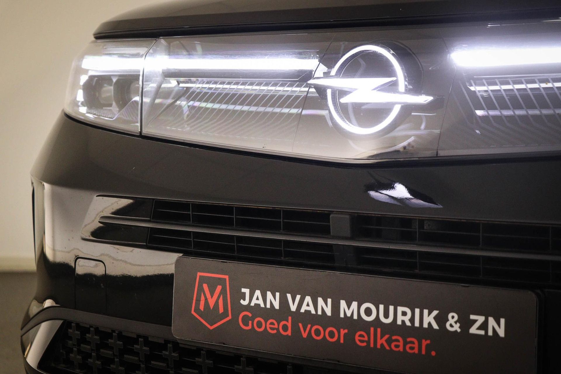 Opel Grandland met kenteken KLB-82-J – achteraanzicht