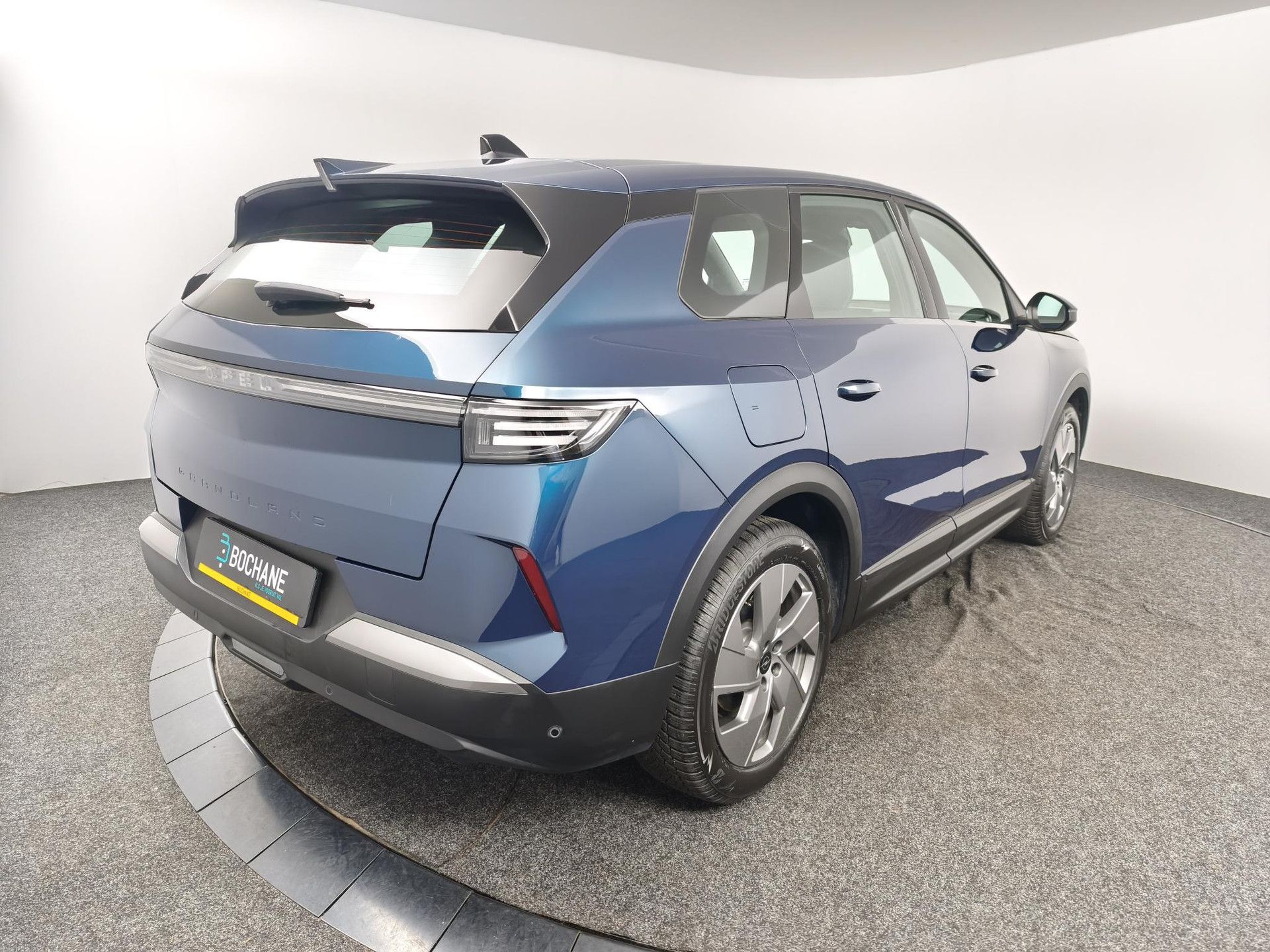 Opel Grandland met kenteken KLL-54-G – achteraanzicht