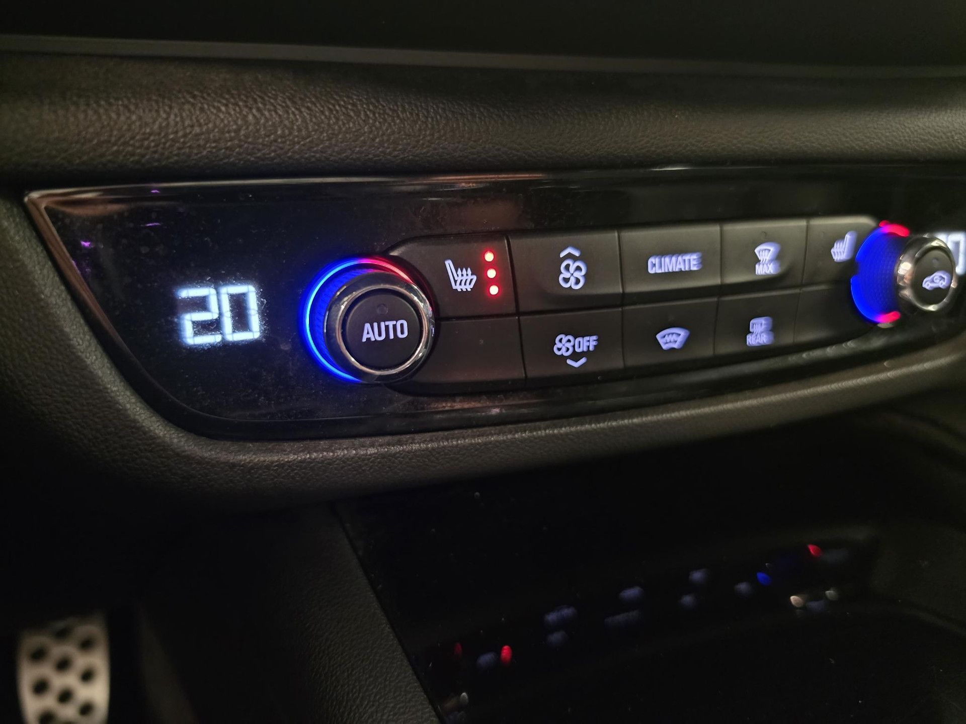 Opel Insignia met kenteken RR-275-X – interieur