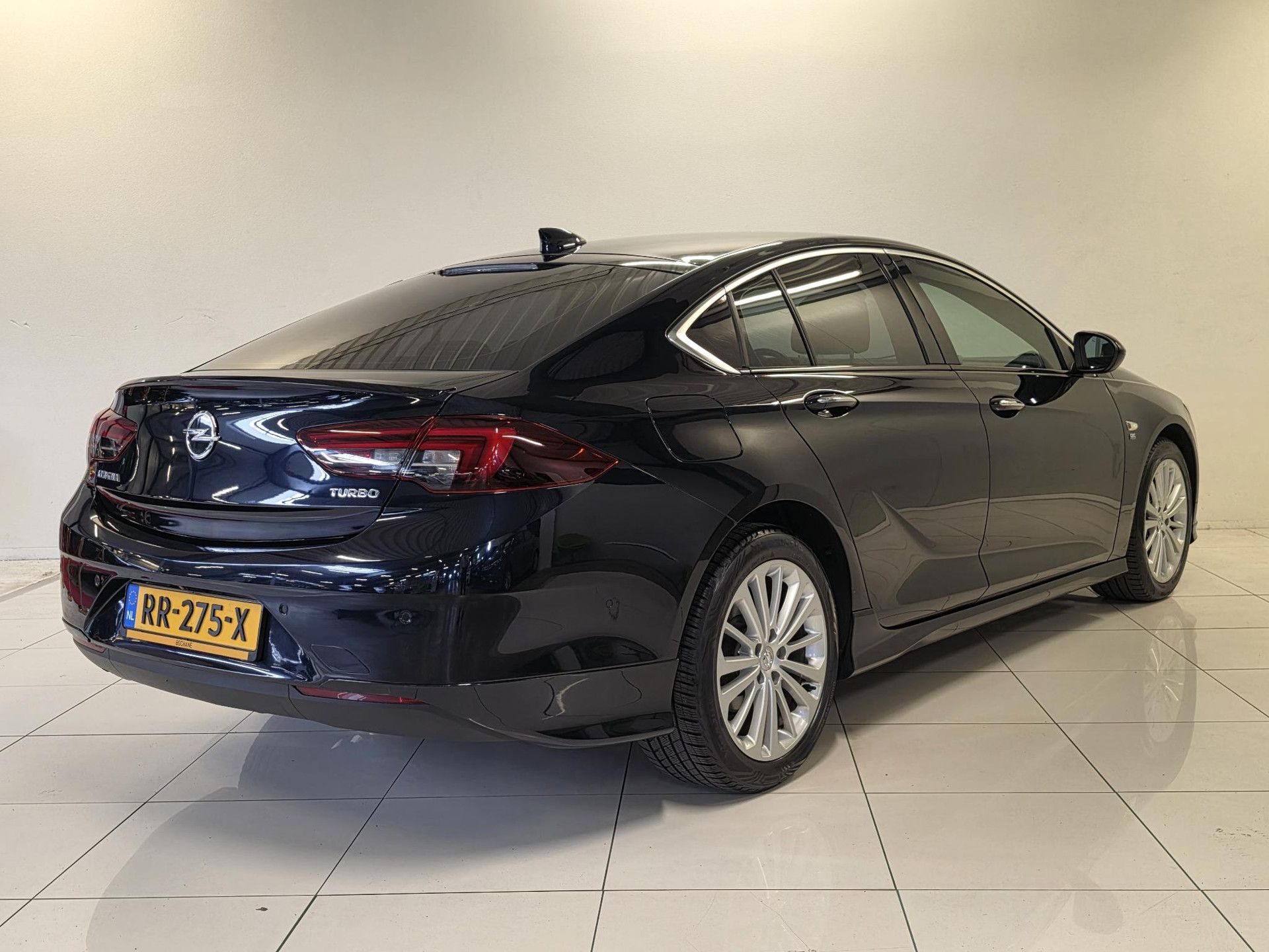 Opel Insignia met kenteken RR-275-X – dashboard