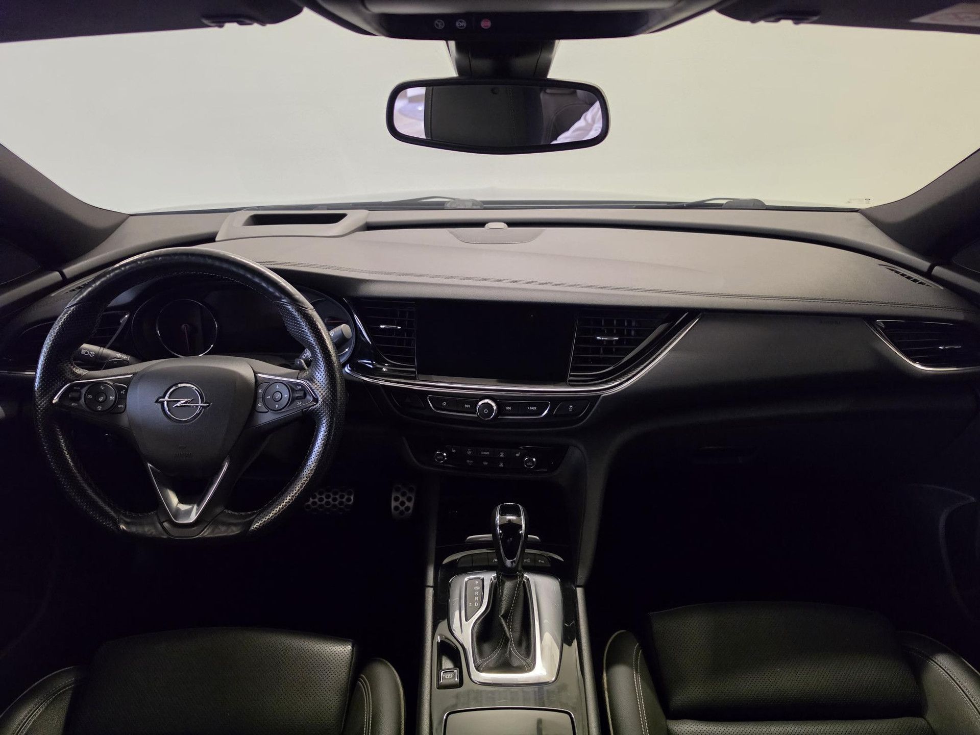 Opel Insignia met kenteken RR-275-X – detailfoto