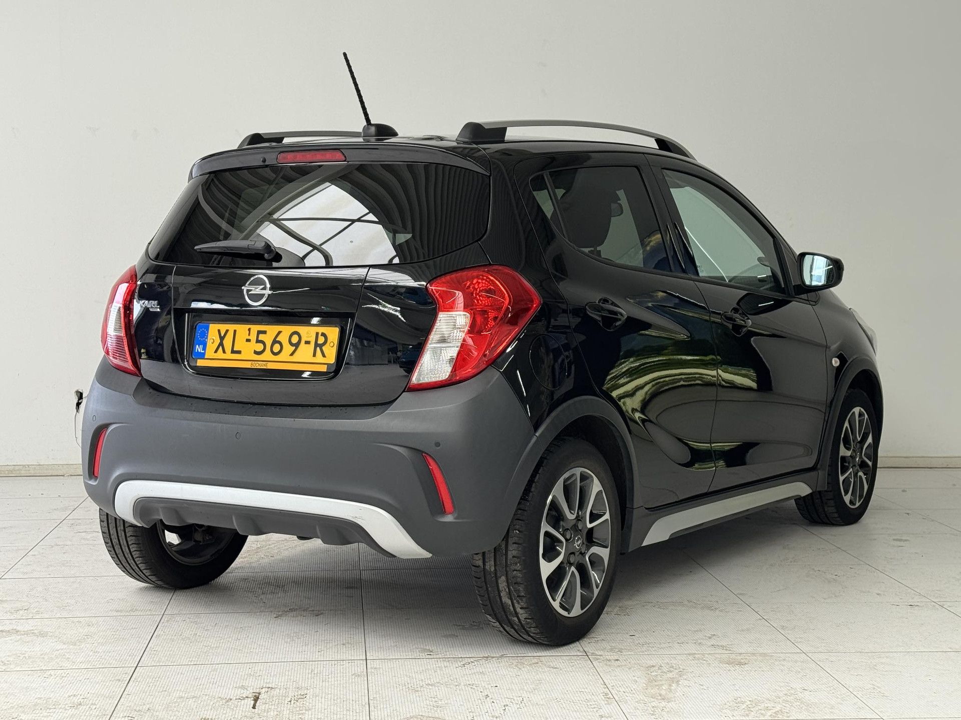 Opel KARL met kenteken XL-569-R – achteraanzicht