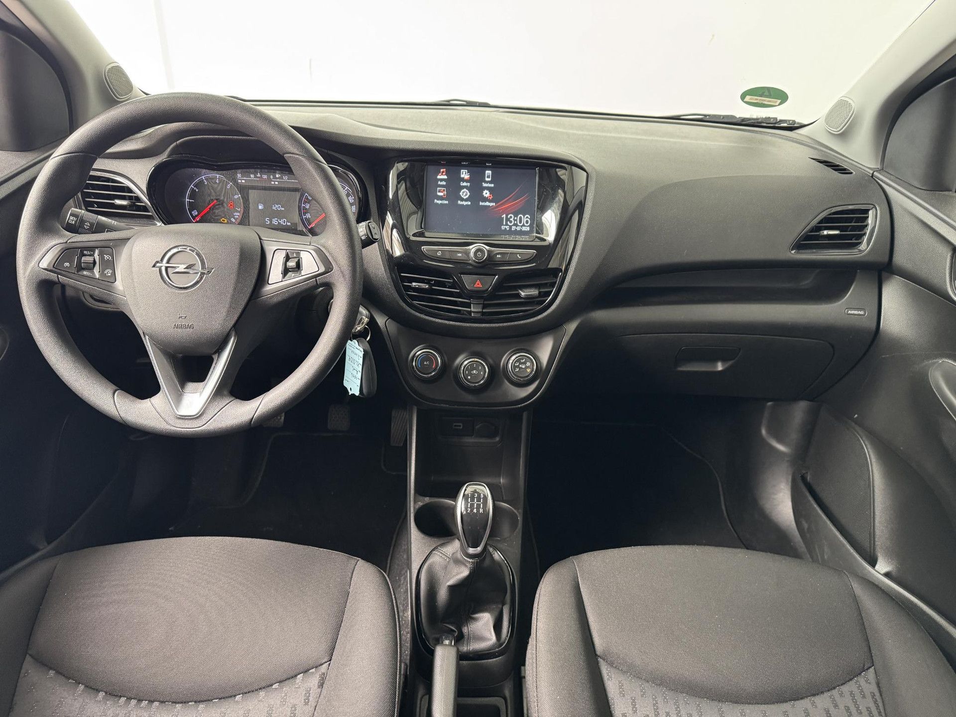 Opel KARL met kenteken XL-569-R – interieur