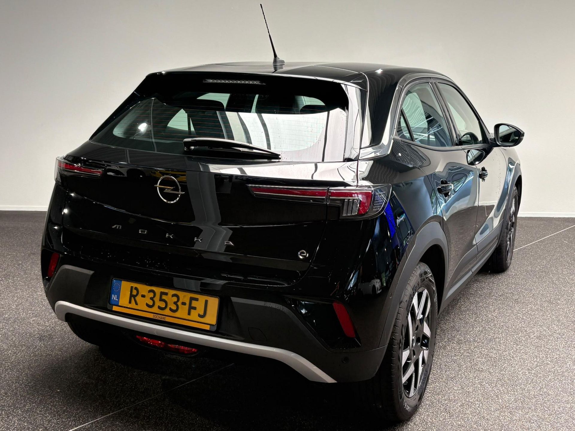 Opel Mokka-e met kenteken R-353-FJ – achteraanzicht