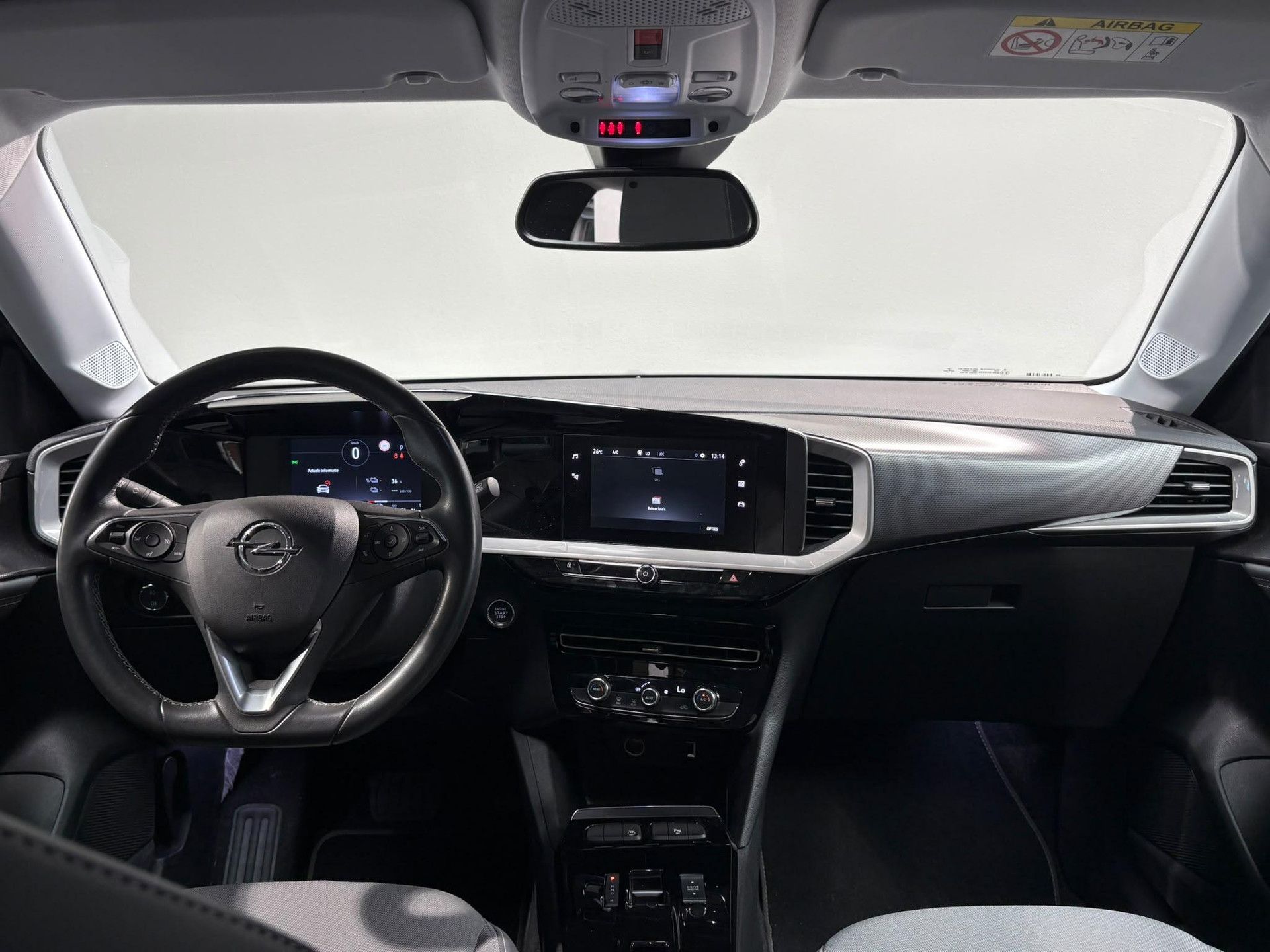 Opel Mokka-e met kenteken R-353-FJ – interieur