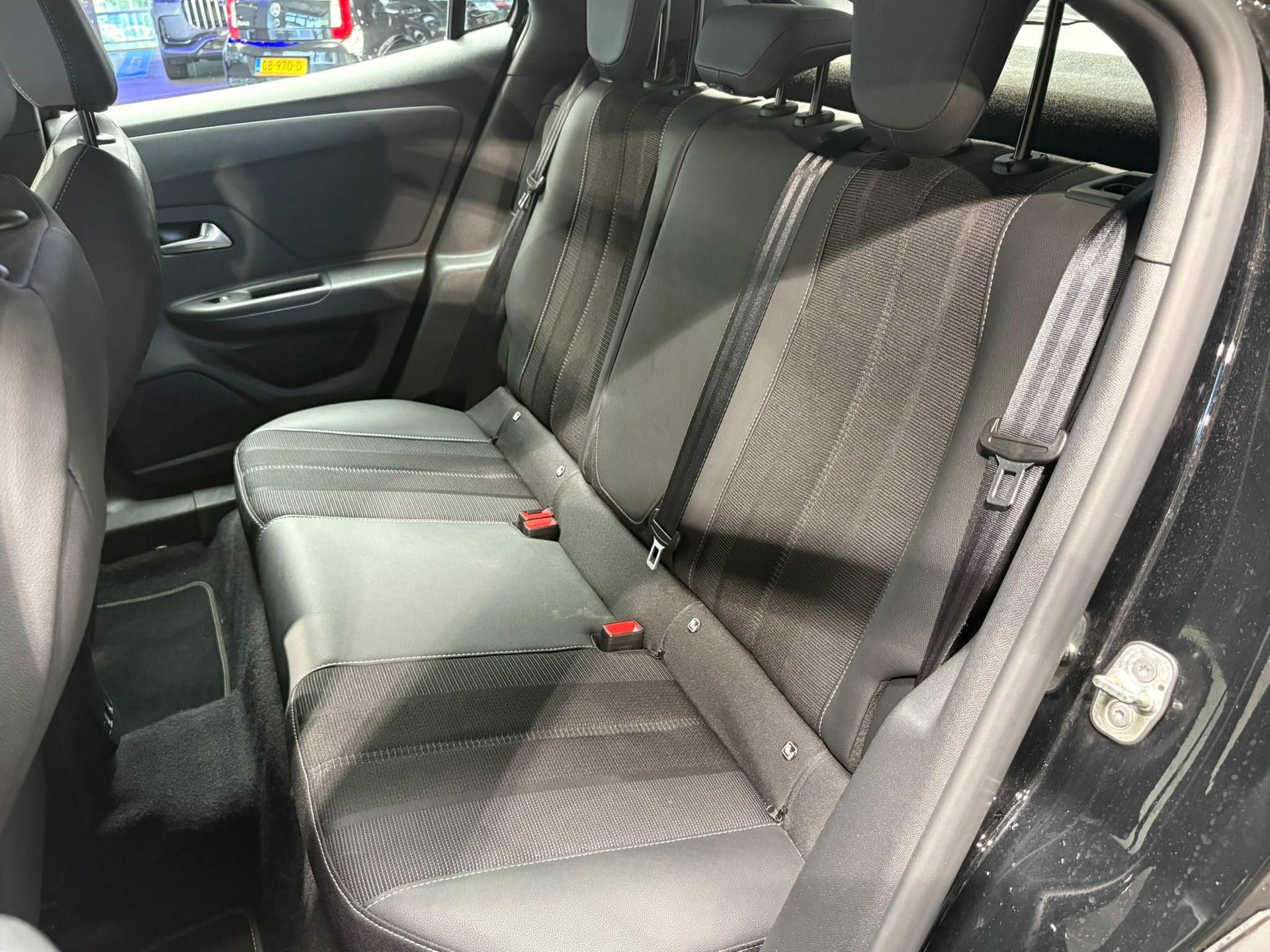 Opel Mokka-e met kenteken R-353-FJ – detailfoto