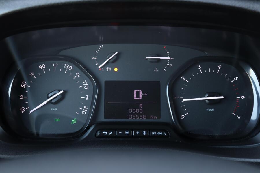Opel Vivaro met kenteken VGH-33-B – dashboard