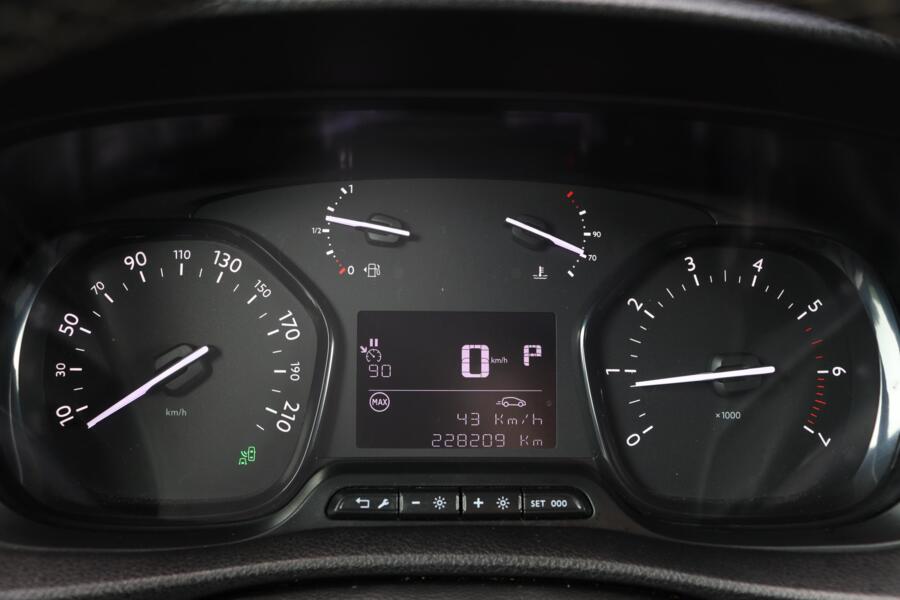 Opel Vivaro met kenteken VJP-39-T – dashboard