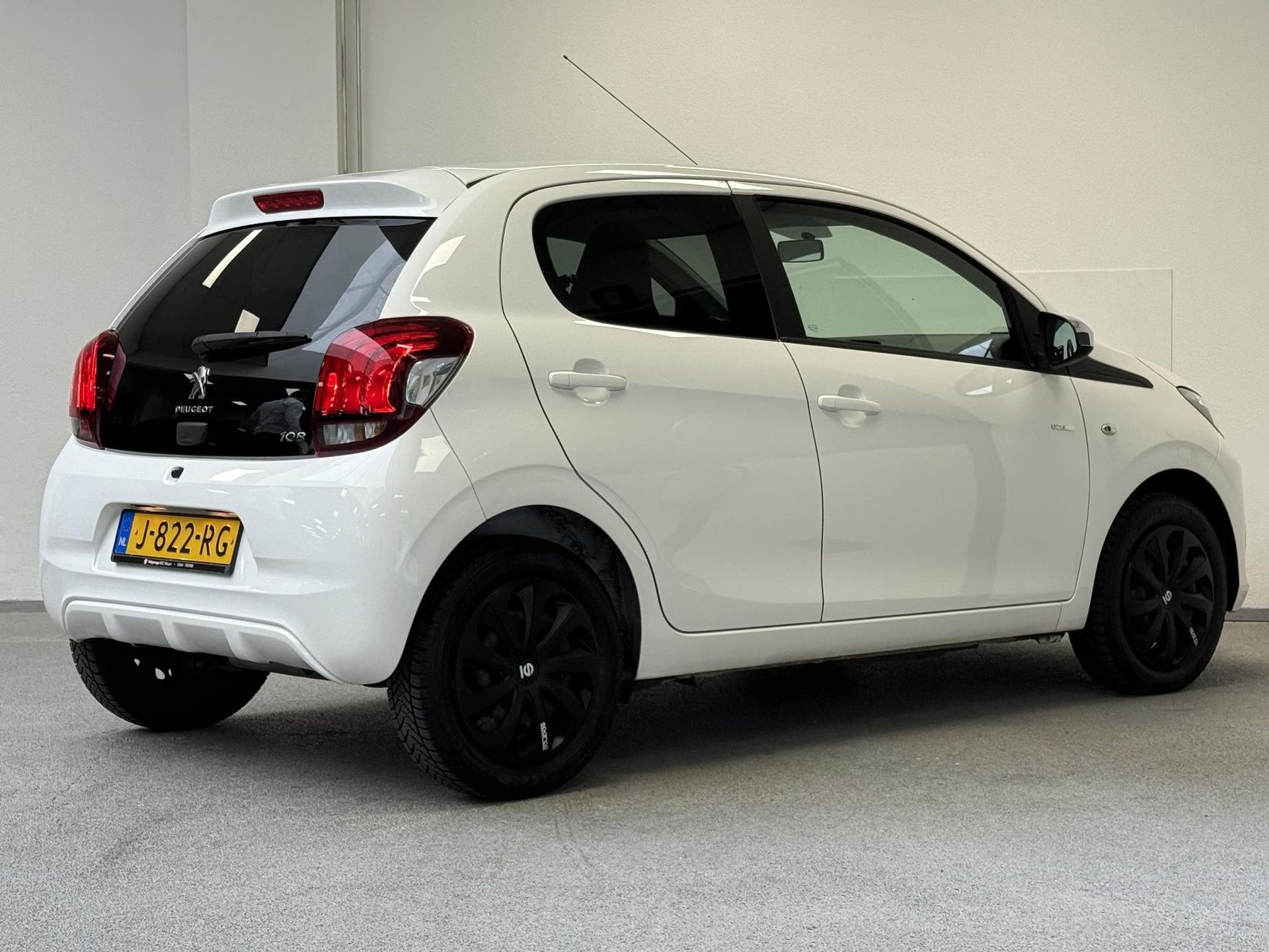 Peugeot 108 met kenteken J-822-RG – achteraanzicht