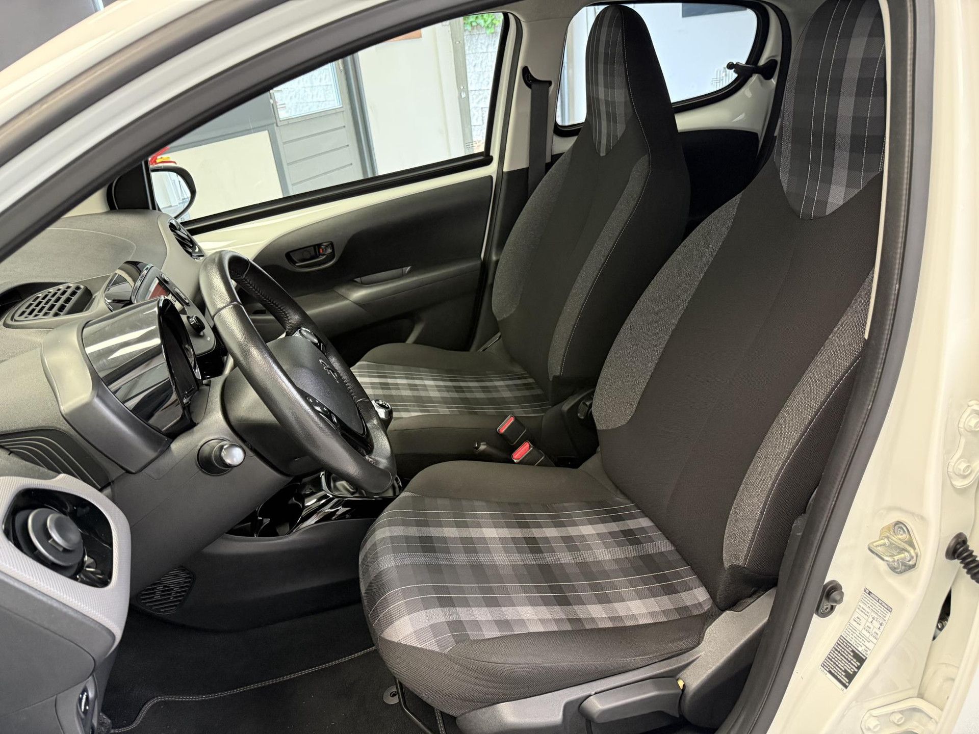 Peugeot 108 met kenteken J-822-RG – interieur