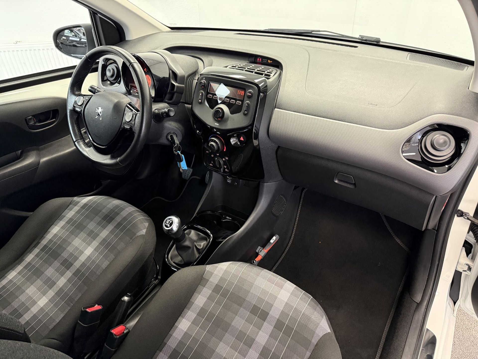 Peugeot 108 met kenteken J-822-RG – dashboard