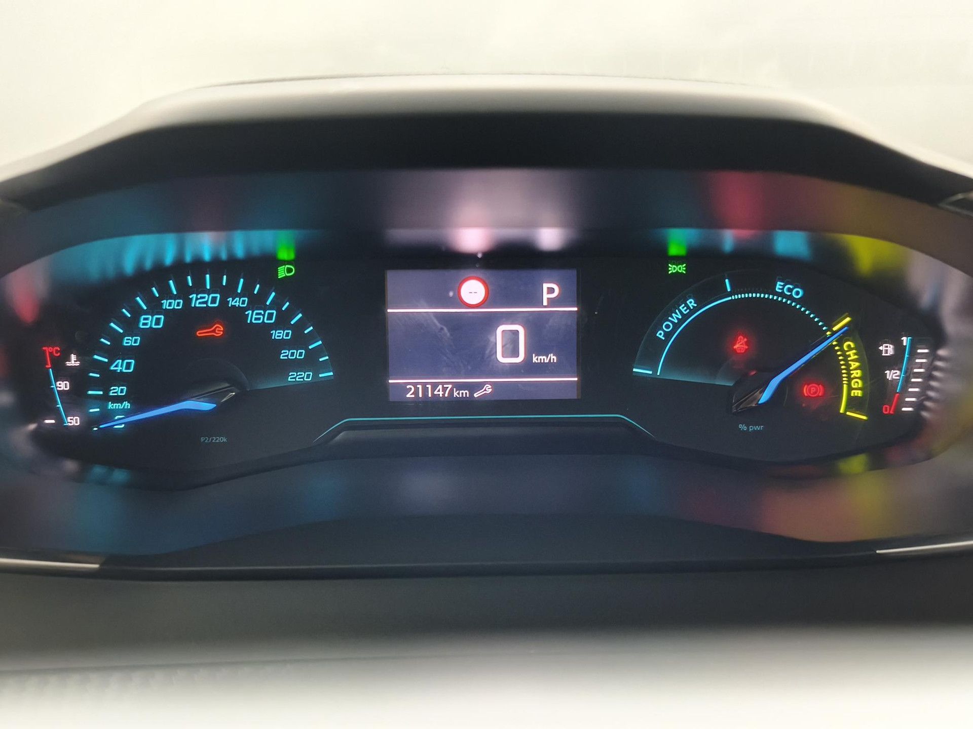 Peugeot 2008 met kenteken KND-10-J – dashboard