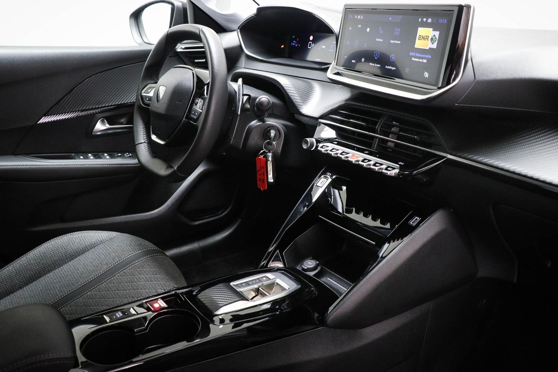 Peugeot 208 met kenteken KNJ-94-P – interieur