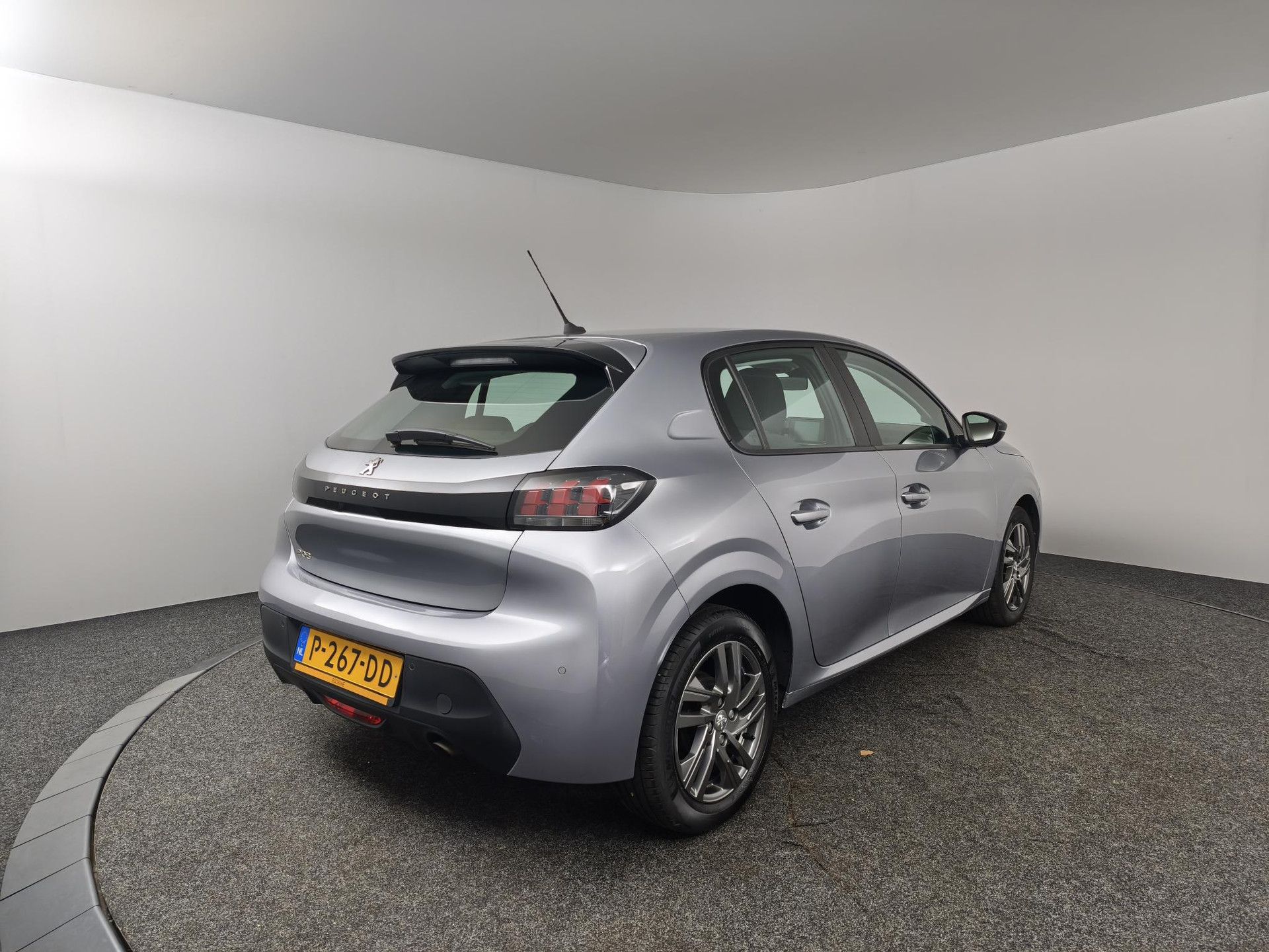 Peugeot 208 met kenteken P-267-DD – achteraanzicht