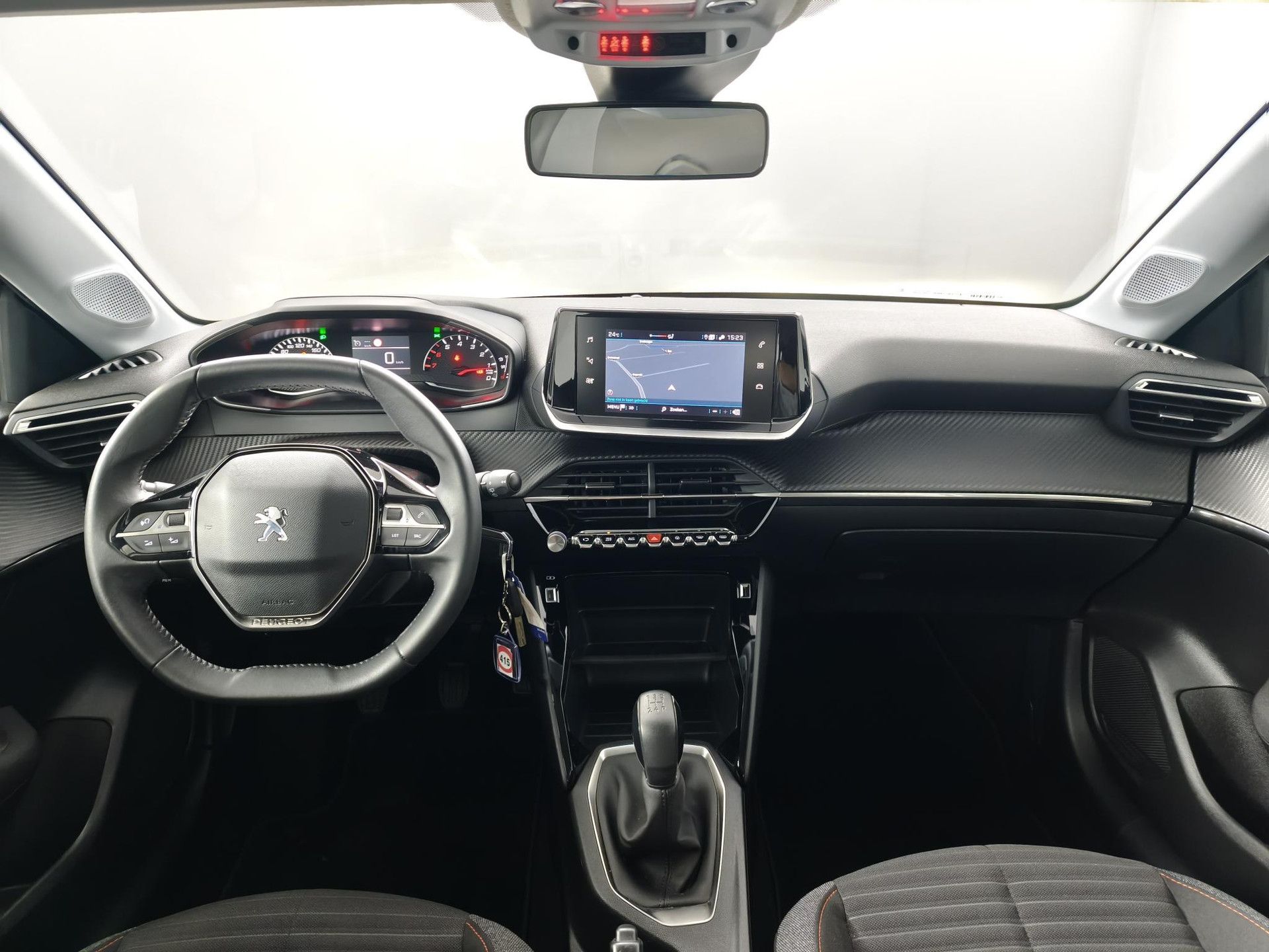 Peugeot 208 met kenteken P-267-DD – interieur