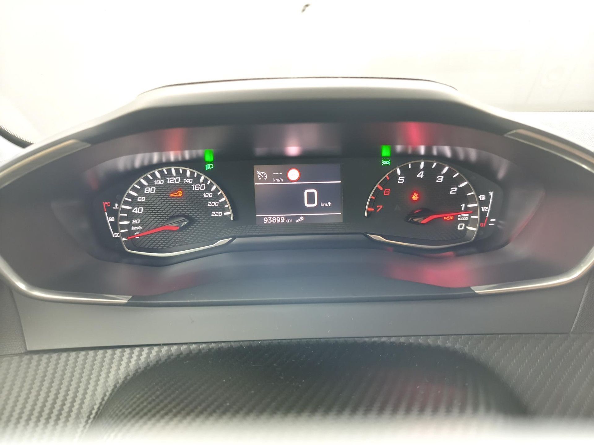 Peugeot 208 met kenteken P-267-DD – dashboard