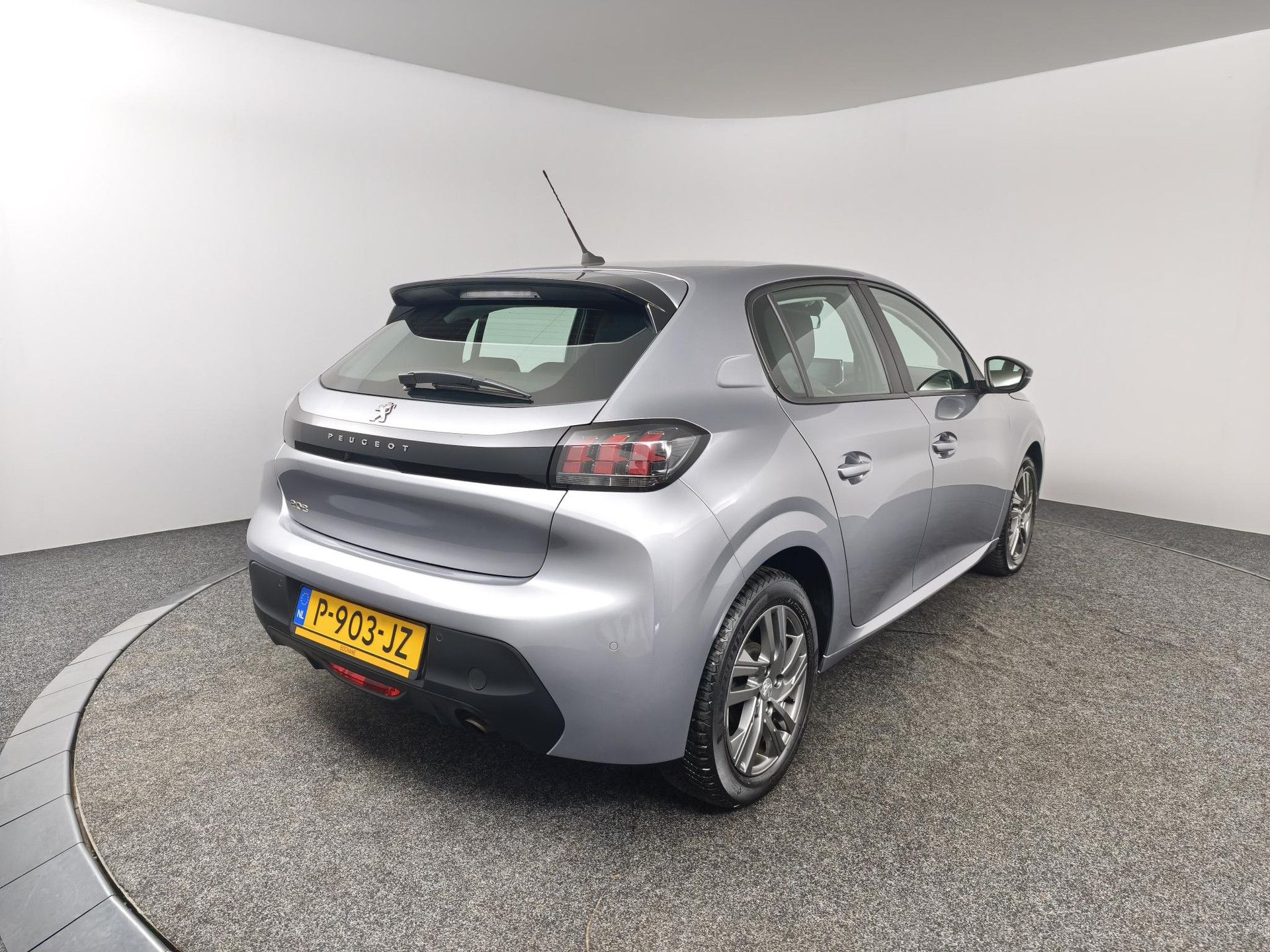 Peugeot 208 met kenteken P-903-JZ – achteraanzicht