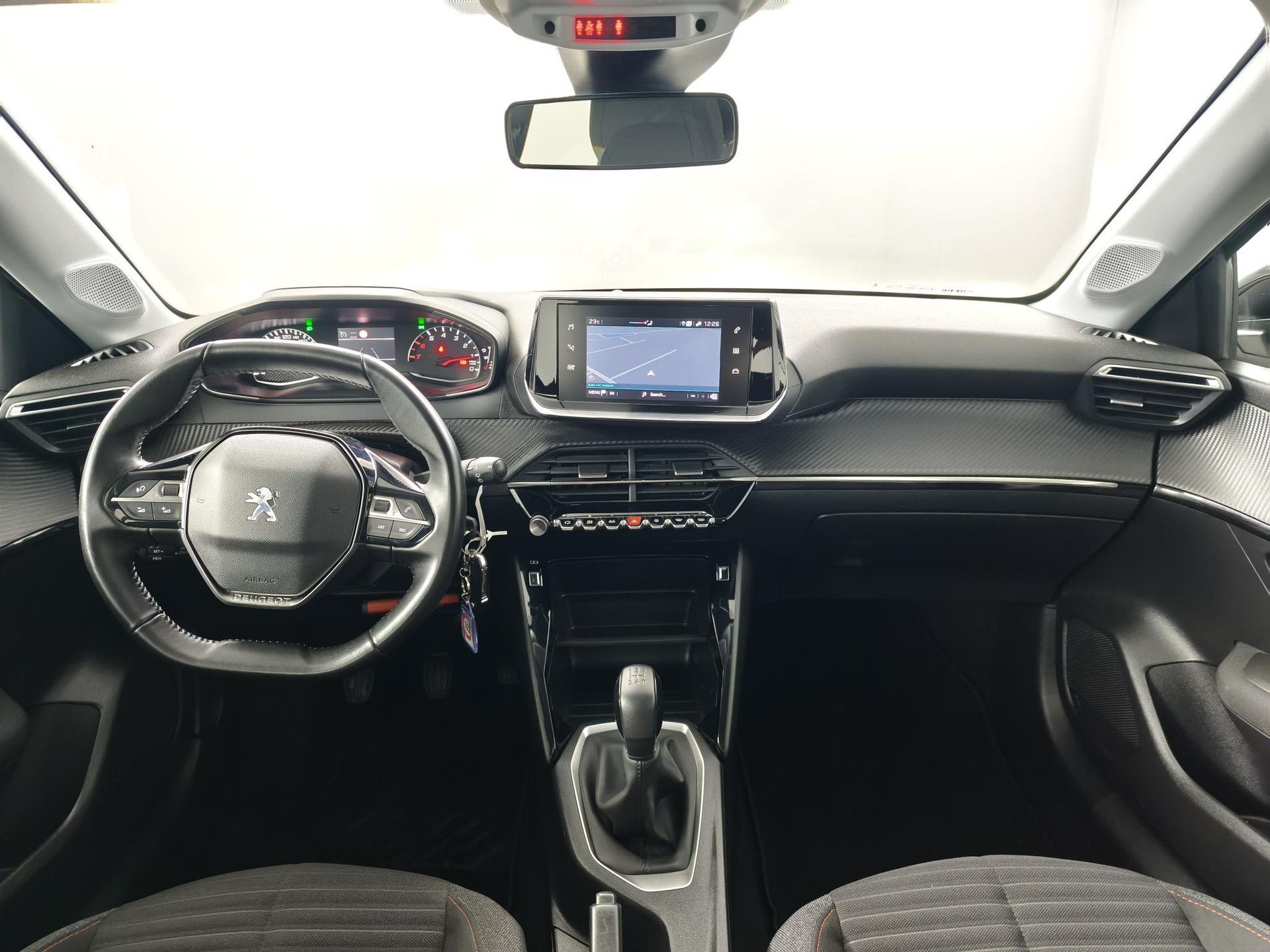 Peugeot 208 met kenteken P-903-JZ – interieur