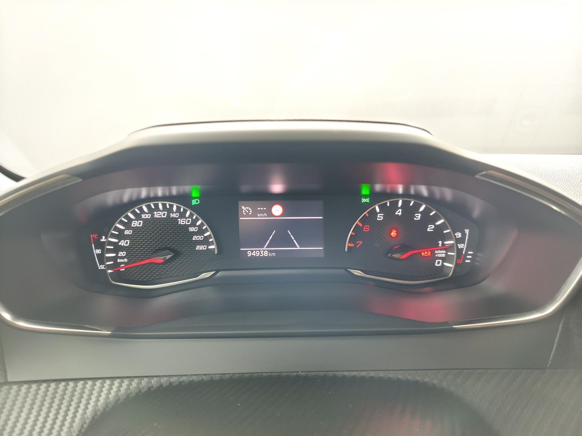 Peugeot 208 met kenteken P-903-JZ – dashboard