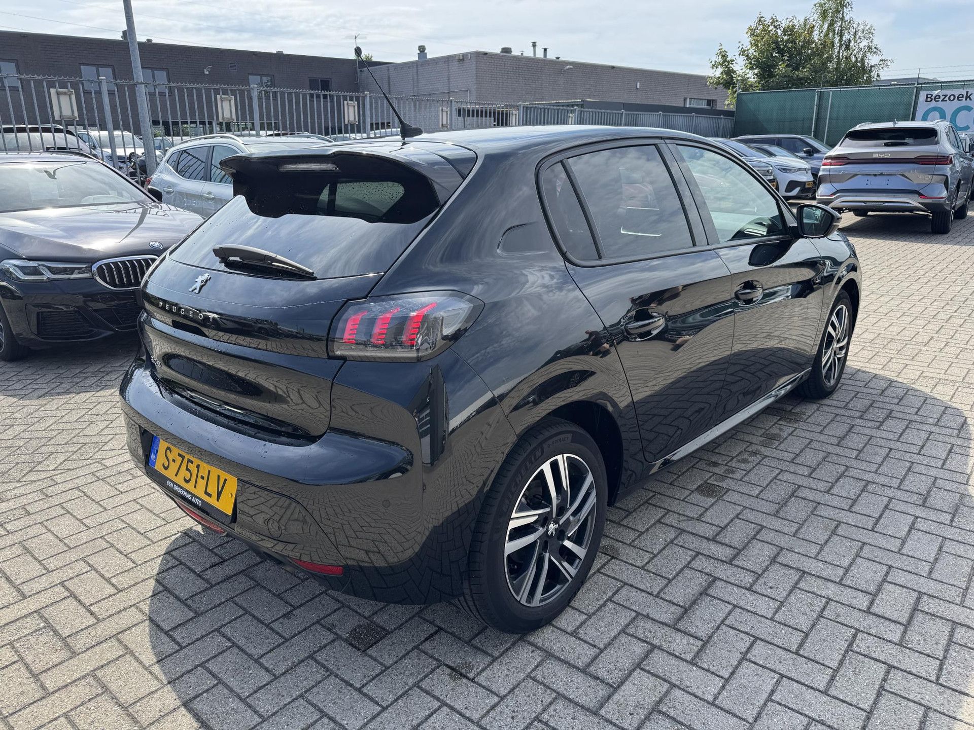 Peugeot 208 met kenteken S-751-LV – achteraanzicht