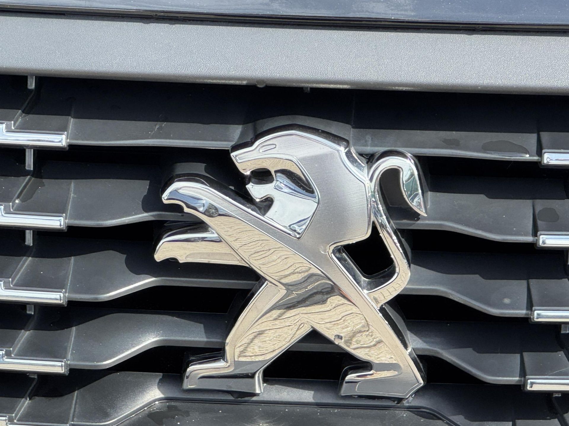 Peugeot 208 met kenteken S-751-LV – interieur