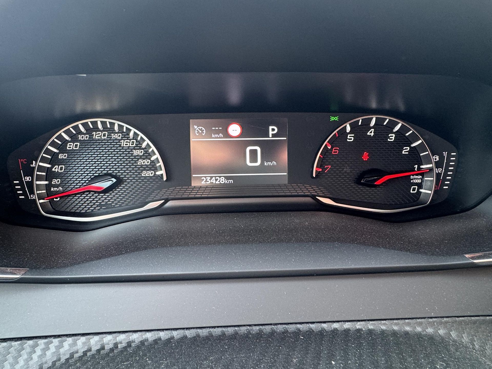 Peugeot 208 met kenteken S-751-LV – dashboard