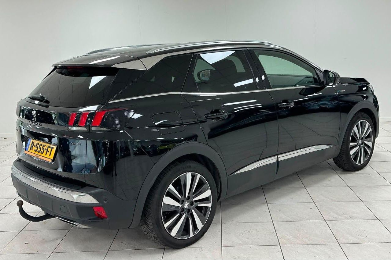 Peugeot 3008 met kenteken R-555-FT – achteraanzicht