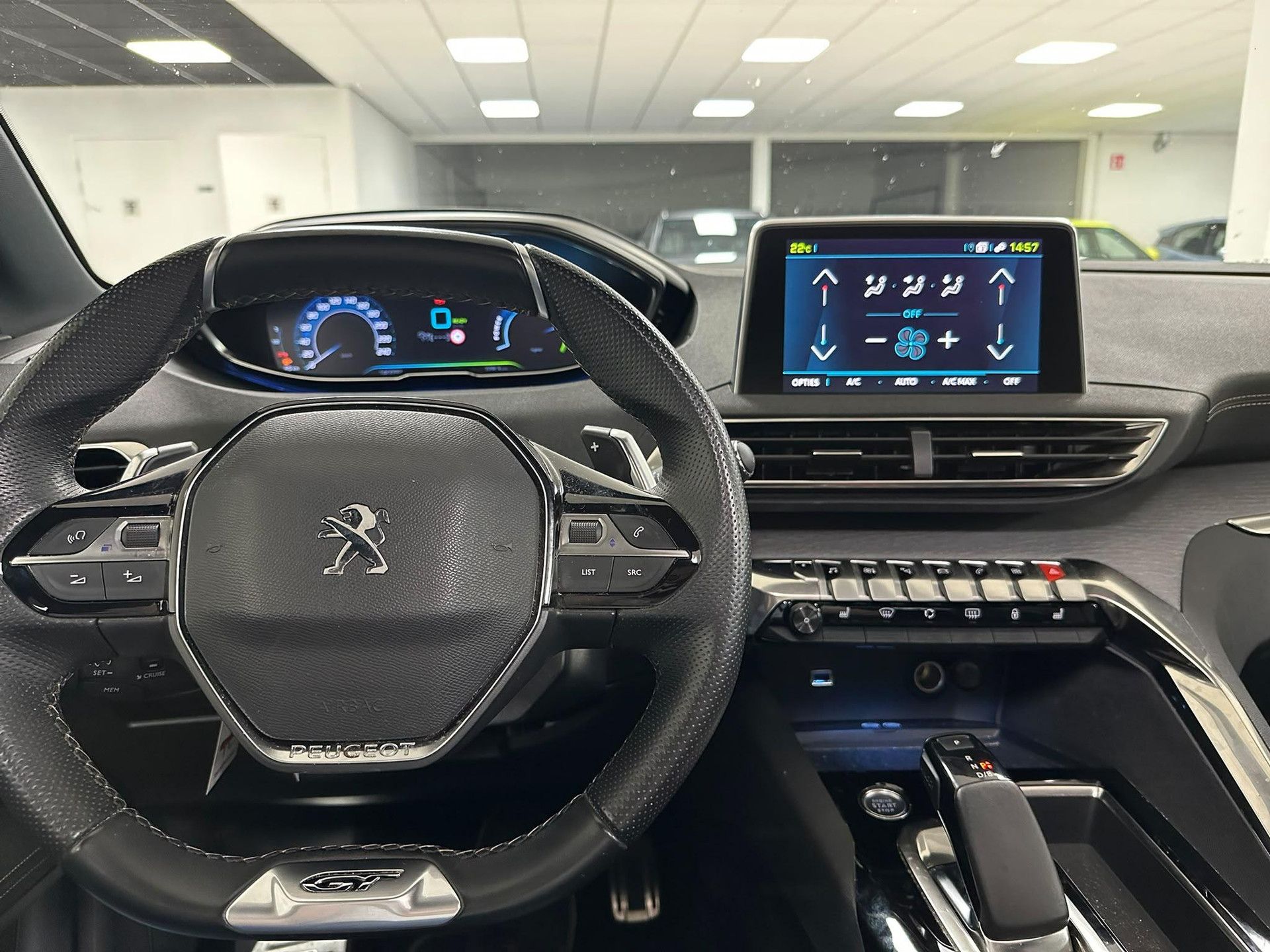 Peugeot 3008 met kenteken R-555-FT – interieur