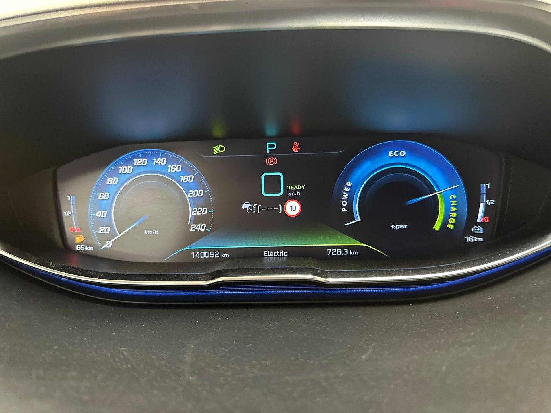 Peugeot 3008 met kenteken R-555-FT – dashboard