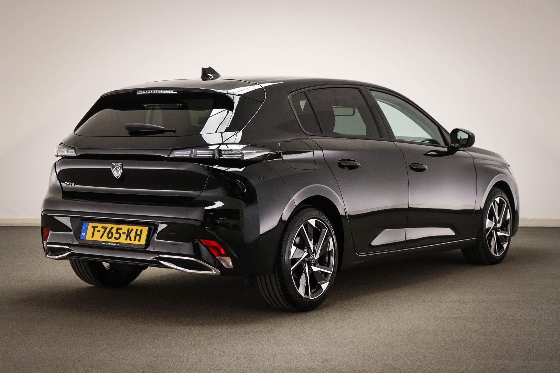 Peugeot 308 met kenteken T-765-KH – achteraanzicht